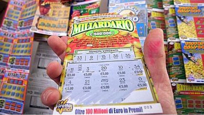 Cliente con 5 euro  GRATTA e VINCE 100milaeuro a CASERTA