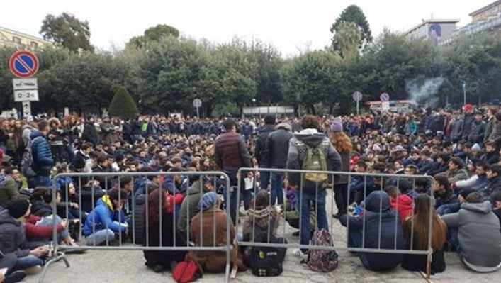 SIT IN studentesco davanti la Prefettura