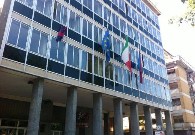 Pioggia di soldi pubblici sui commissari, mentre la città è ferma silenziosamente