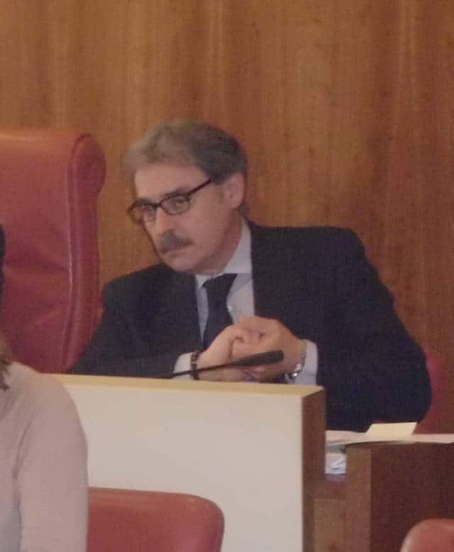 Si aumenta lo stipendio mentre la città sprofonda