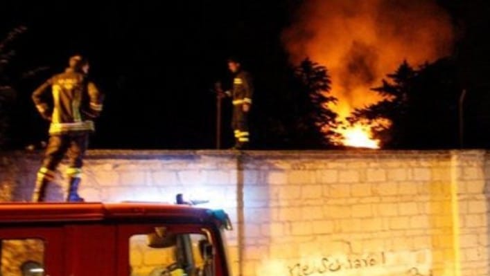 E' caccia al piromane del Macrico, bruciano gli archivi storici