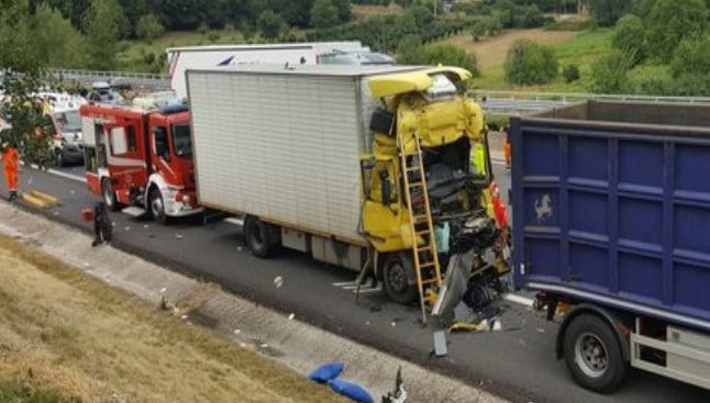 Terribile schianto tra Tir sull’autostrada Napoli-Roma