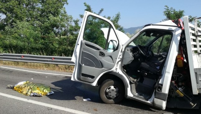 Tir tampona furgone che finisce in una scarpata il conducente perde la vita