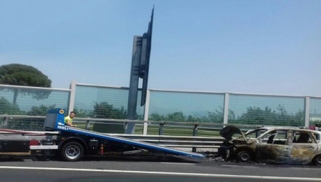 Auto in fiamme in autostrada sull’A1 da Napoli a Caserta