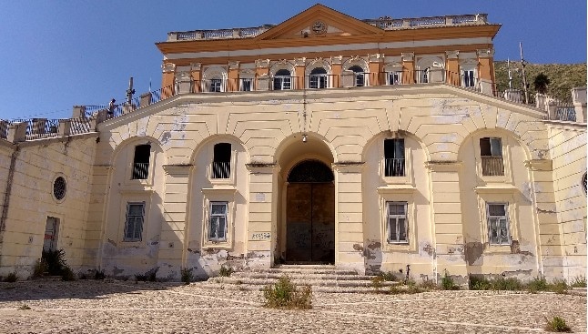 In Terronia, si continua ad  andare in giro col naso per aria