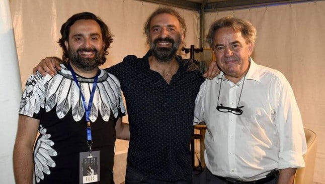 Stefano Bollani  dalle esibizioni sinfoniche a quelle per piano solo.