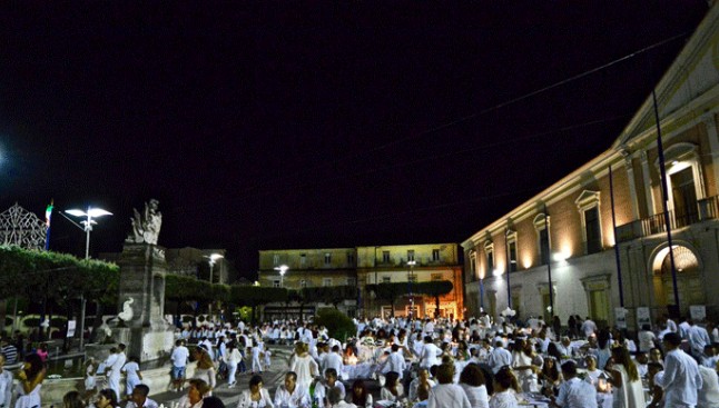 Marcianise: questa sera in Piazza Umberto I la ‘Cena in Bianco ‘