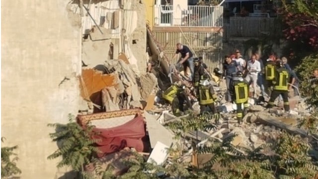 Tragedia a Torre Annunziata, palazzo sbriciolato, si scava per salvare i residenti