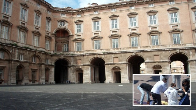 Donna apre finestra della Reggia e si lancia nel vuoto