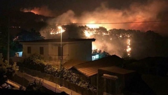 Cappella Bianchini in fiamme, il fuoco è indomabile