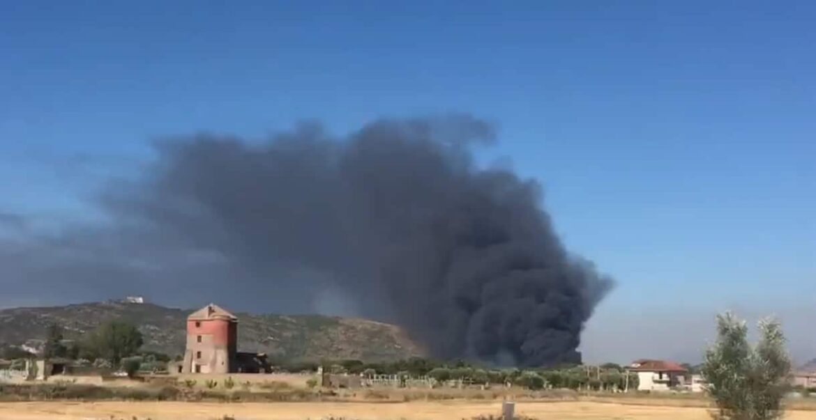 INCENDIO IN ZONA CAPODRISE EX AREA GRAN SOLE