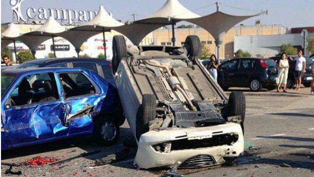 Auto si capovolgono nello schianto al Centro Commerciale Campania