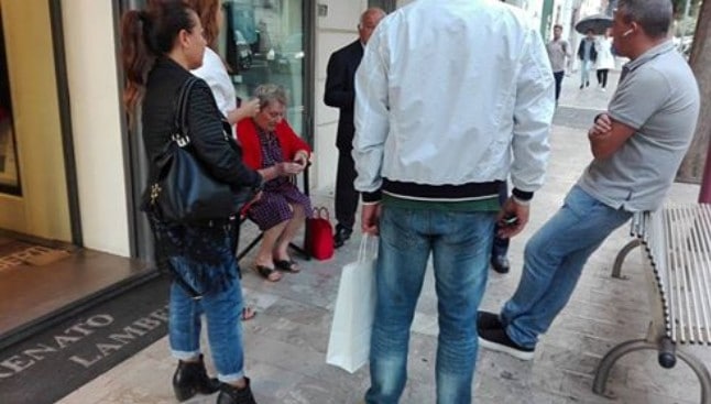 Buca sulle strisce pedonali: inciampa sul Corso Trieste anziana donna