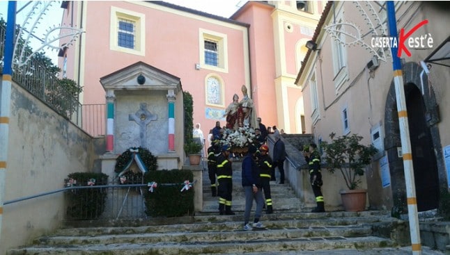 Santa Barbara e San Nicola ‘accollati’ dai Vigili del Fuoco