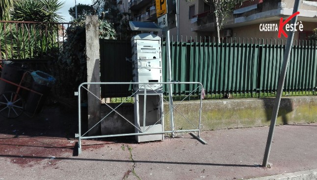 Fatti saltare tre totem per l’esazione per lo stazionamento dei parcheggi a pagamento, in città