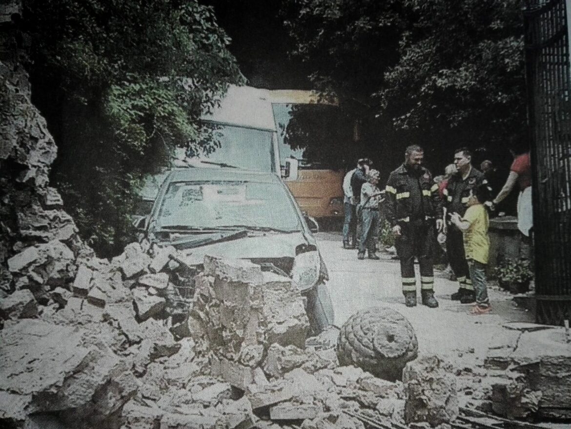 Bus fuori controllo si schianta. Maestra e due bambini feriti