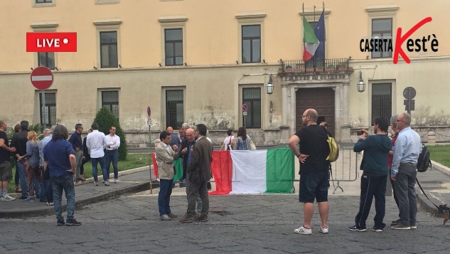 E’ guerra di piazze in difesa o contro il presidente della repubblica Sergio Mattarella