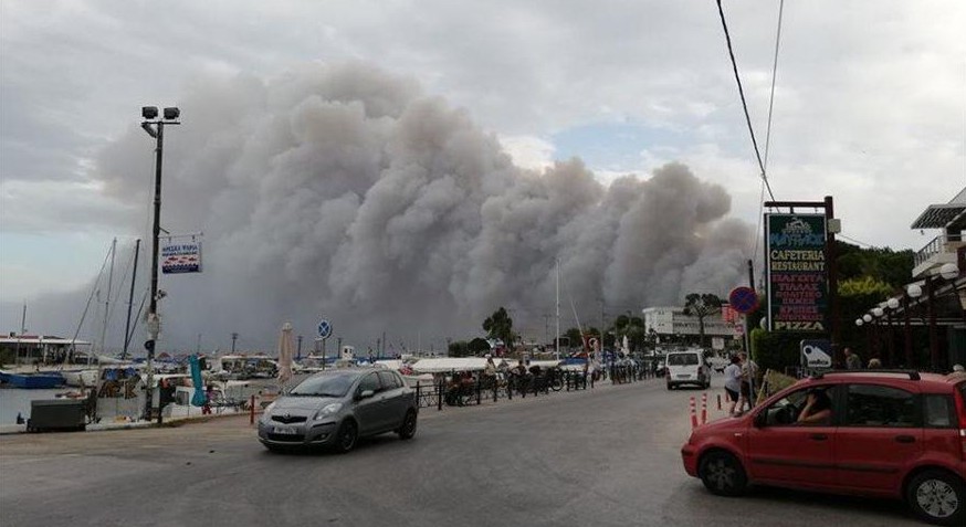 Atene assediata dalle fiamme: l’origine è dolosa