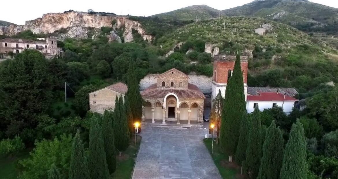 Il parroco chiude la basilica di Sant’Angelo in Formis