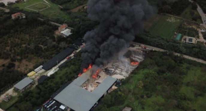 Asl e Arpac: “La nube nera non è tossica”