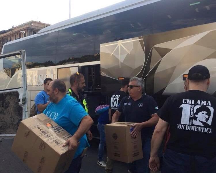 Tifosi del Napoli  a Genova con  beni primari per gli sfollati