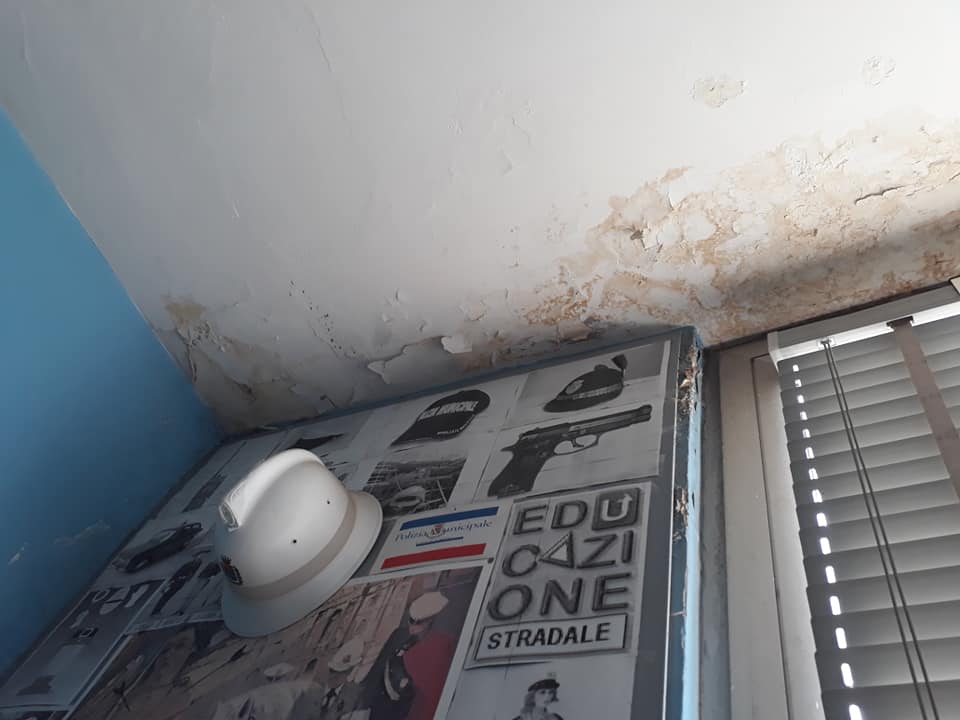 Polizia Municipale Di Caserta cade a pezzi , ora è invasa di ratti e bisce