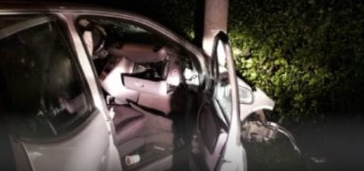 Sbanda Autovettura e Finsce contro Un Palo: Trasportato in Ospedale