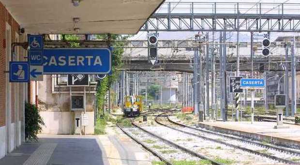 ATTIMI DI FOLLIA ALLA STAZIONE DI CASERTA, DISCUSSIONE DEGENERA CON COLTELLATE