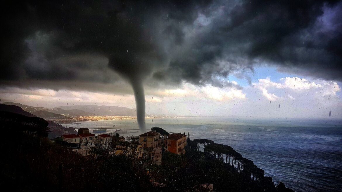 Gigantesca tromba d’aria a Salerno