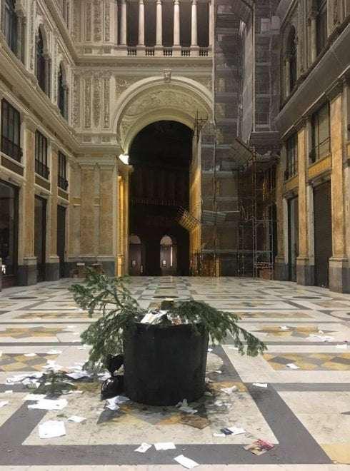 Anche quest’anno è stato rubato l’albero di Natale in Galleria Umberto a Napoli. E’ durato solo tre giorni.