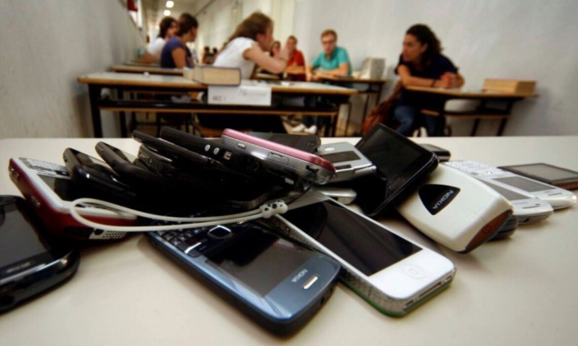 Basta Cellulari in Classe: la Proposta di Legge per Vietarne l’Uso