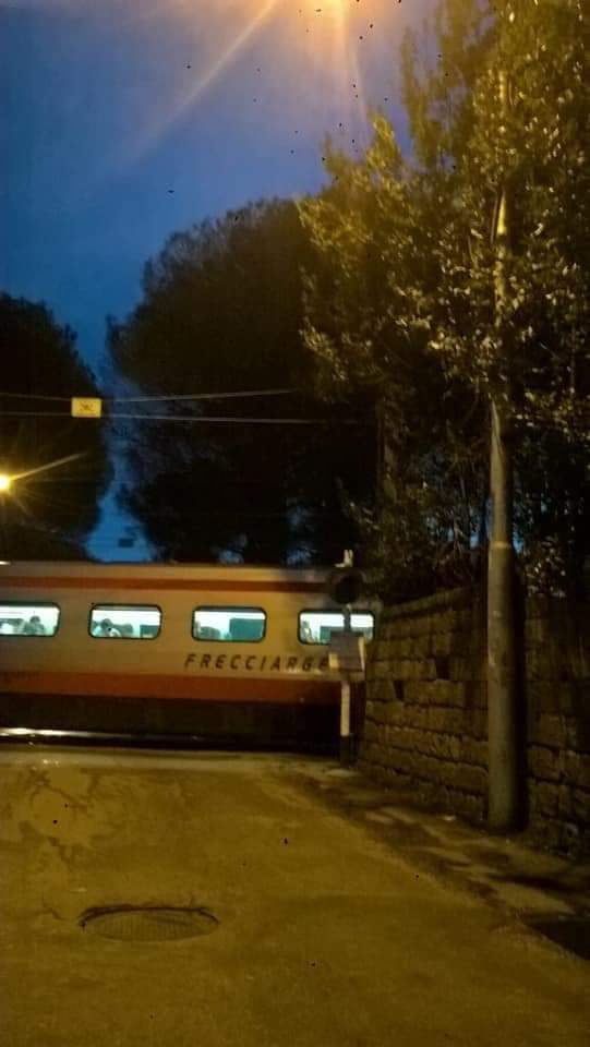 Falciano: il Treno Passa con il Passaggio a Livello Aperto: Tragedia Sfiorata