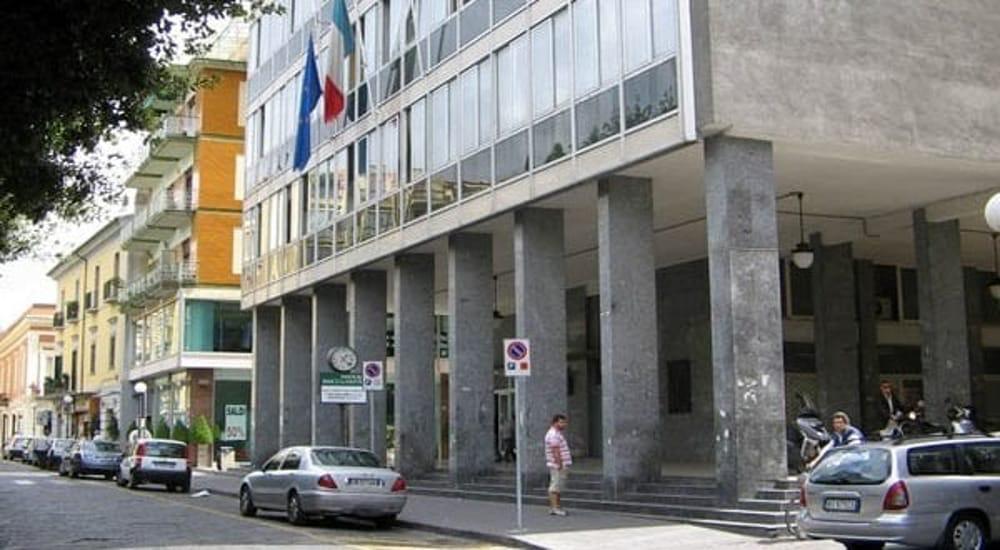 Uomo si incatena davanti l’ufficio del sindaco : “Voglio un lavoro”.