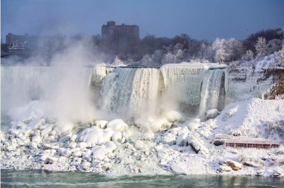 Le cascate del Niagara ghiacciano: lo Spettacolo è Unico