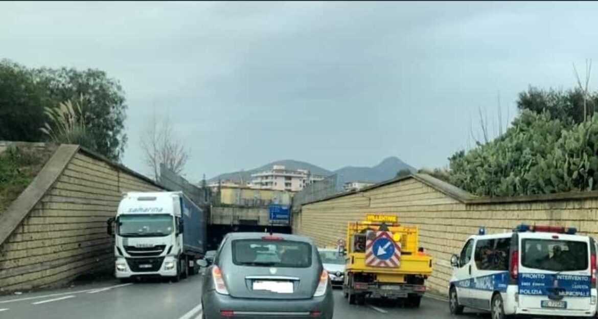 Incidente sulla Variante: Scontro Tra Due Autovetture