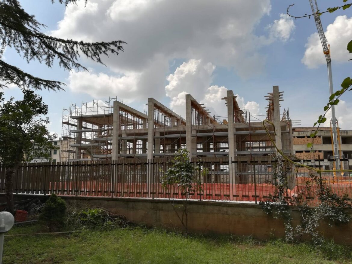Mancanza di referenti sul cartello cantiere alla Via G. De Falco