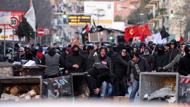 Centri sociali, Salvini:”Monitoriamo con attenzione tutte le situazioni. Nessuna tolleranza per i violenti.”