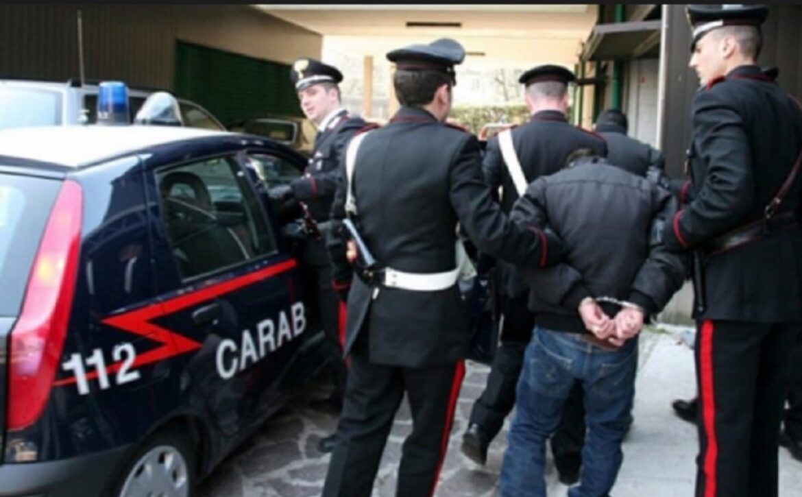 Minacciano ragazzo: “Se non ci paghi diciamo a tuo padre che ti droghi”, e si fanno consegnare 60mila euro: arrestati