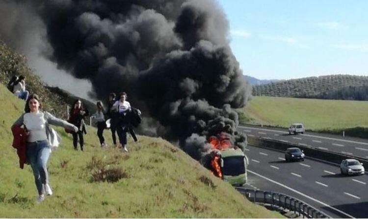 Pullman in fiamme sull’A1. Paura per 40 liceali casertani in gita che fuggono nei campi a Guidonia