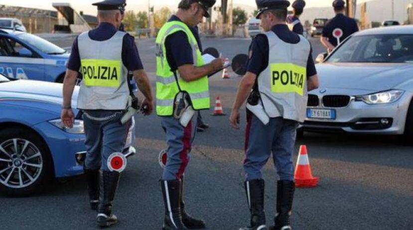 Polstrada ferma bus con studenti in gita. L’autista aveva bevuto alcolici in autogrill.