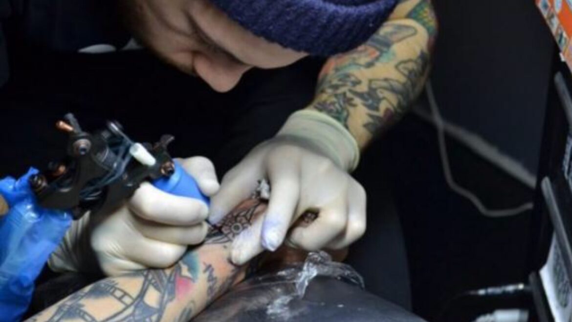 Tatuaggi, ritirati tre colori cancerogeni. Ministero Salute: sostanze chimiche a rischio cancro