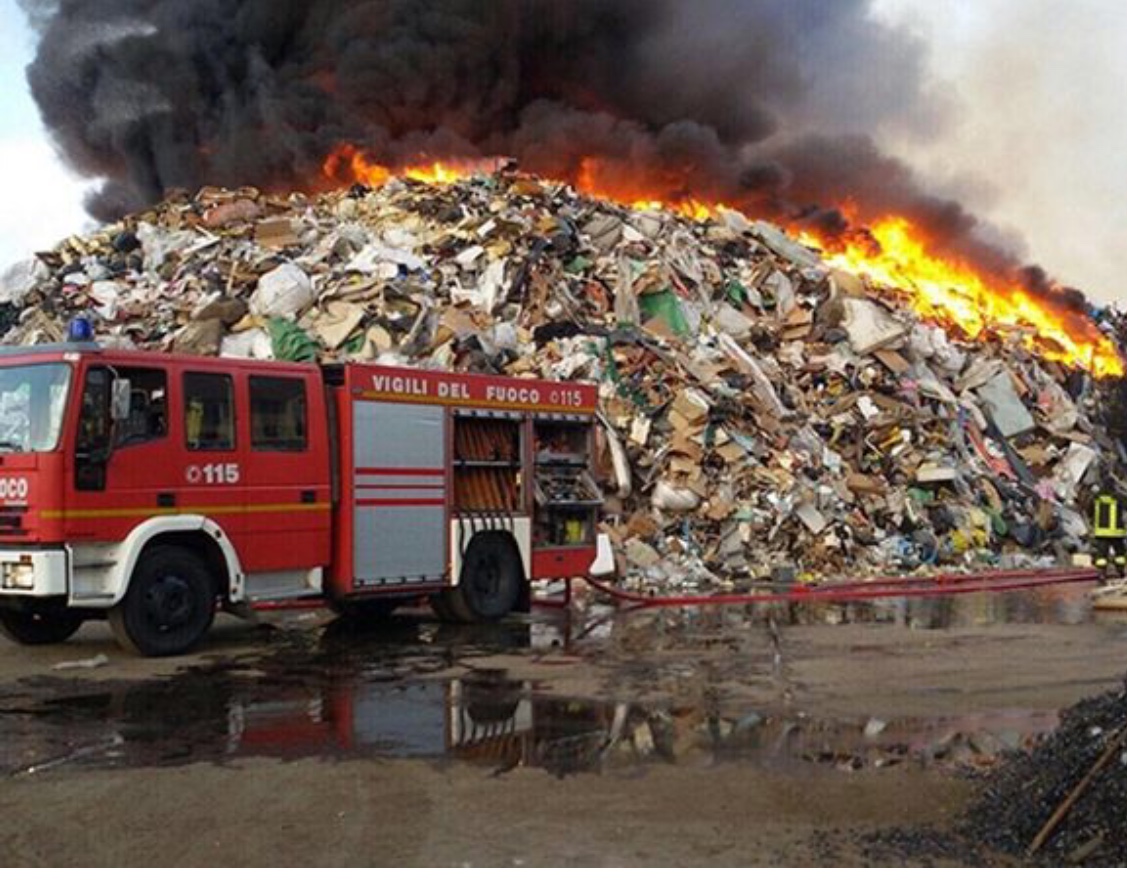 Un Altro Incendio nella Terra dei Fuochi: in fiamme azienda rifiuti nel Casertano
