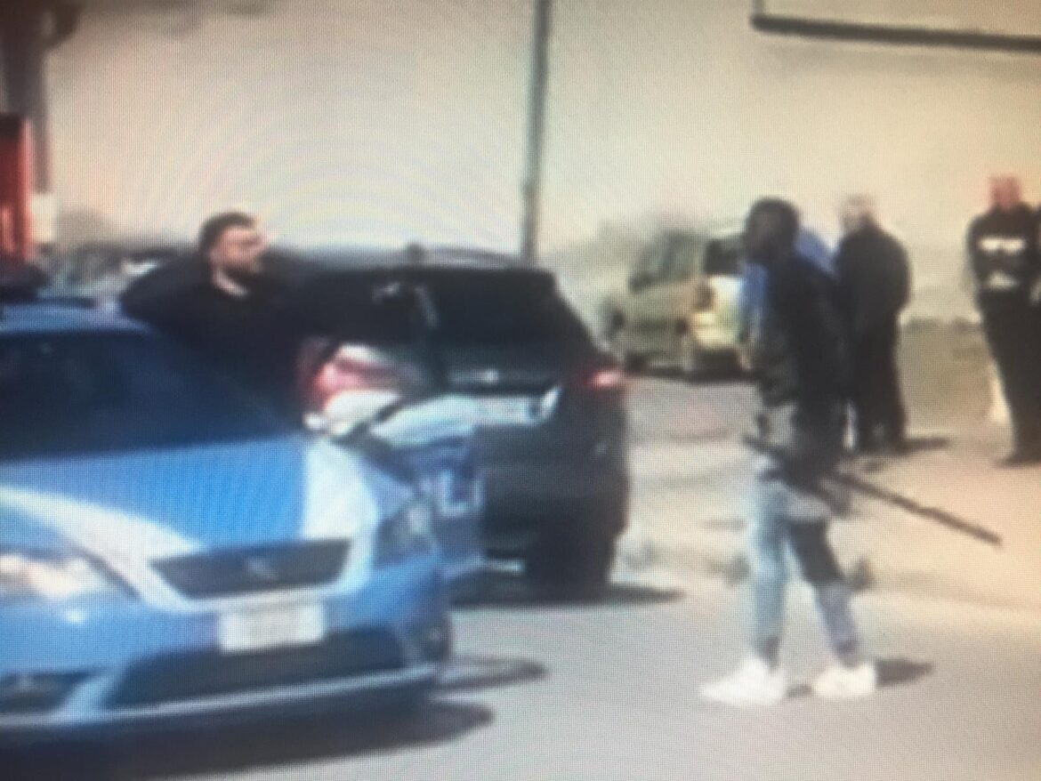 Paura a Casal Di Principe : Giovane africano armato di bastone minaccia automobilisti e passanti.