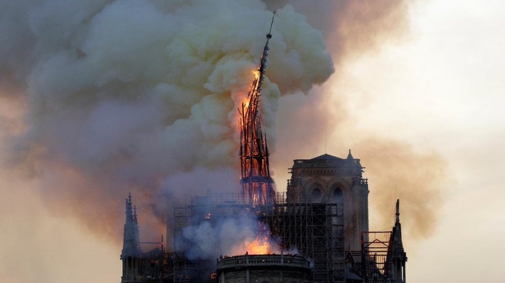 Il fuoco di Notre Dame ha colorato la serata di Parigi