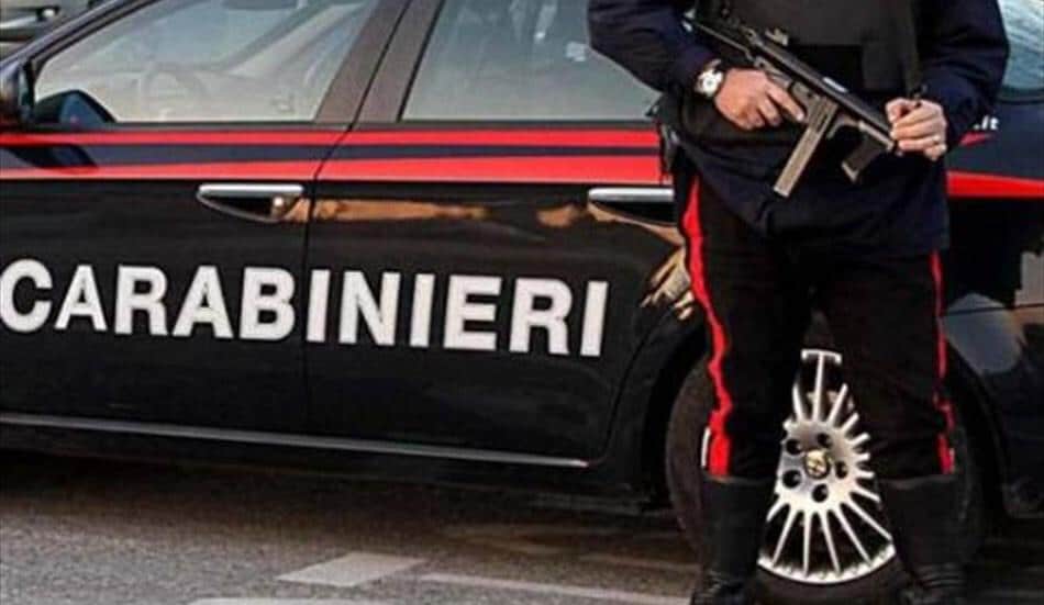 2 ragazzi non si fermano all’alt: carabinieri li inseguono e sparano contro la macchina