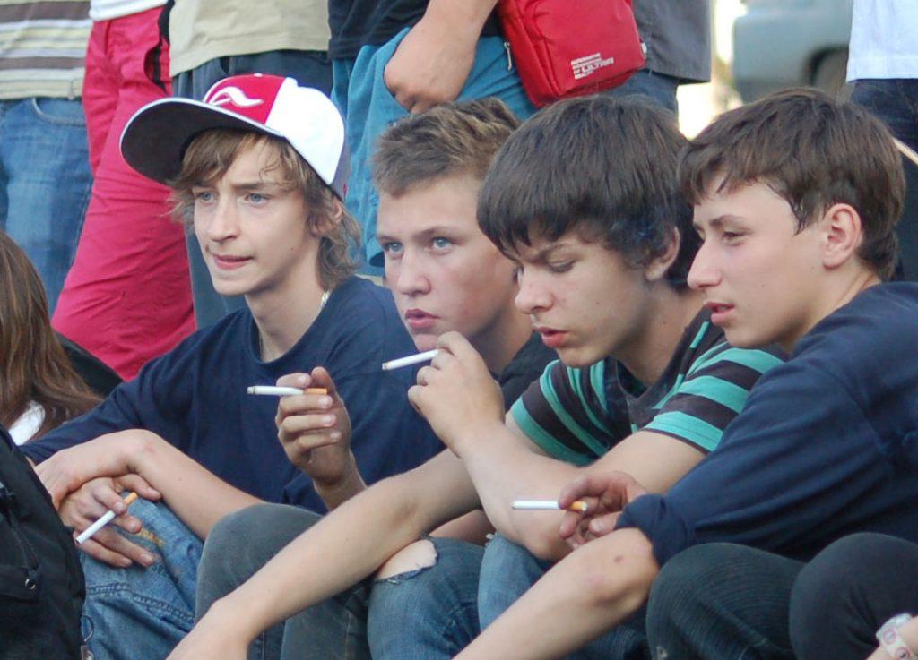 Un 13enne su 5 fuma sigarette in Italia. Il dossier registra anche un boom per le sigarette elettroniche.