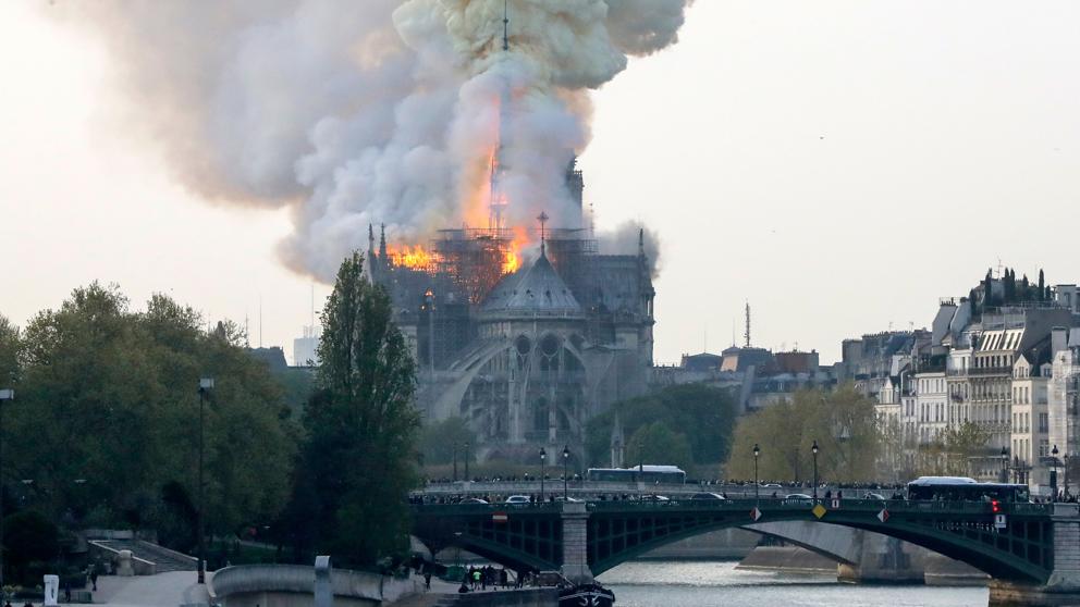 Brucia Notre Dame, attentato?