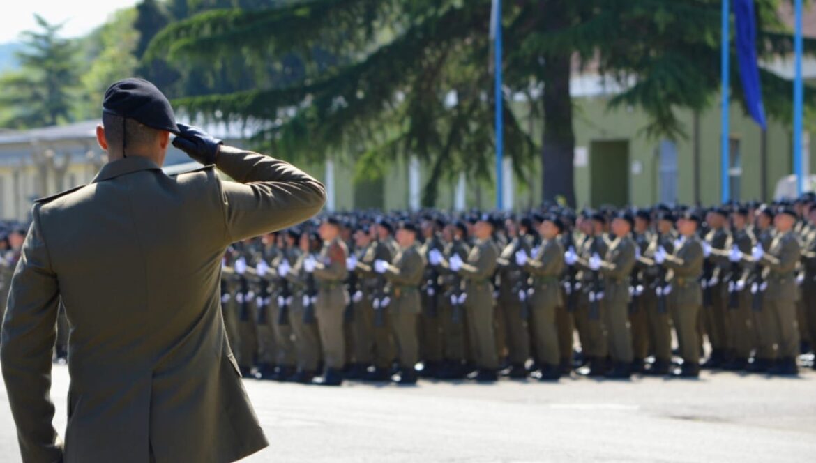 Allarme Esercito: arruolamenti in calo, Generale Farina: “Non si adattano, molti lasciano dopo 15 giorni”