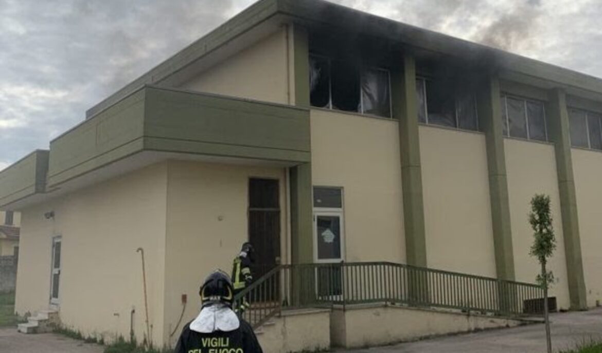 Casapesenna, incendio alla palestra della scuola :denunciati tre minorenni. Danni per circa 30mila euro