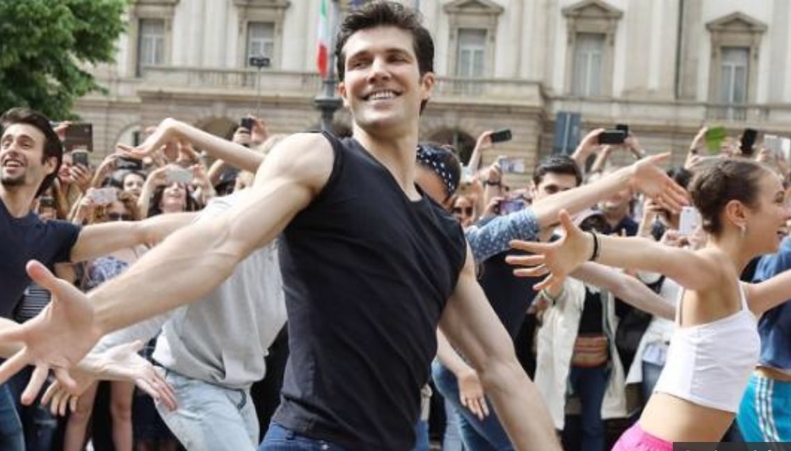 Flash Mob e Open Class: Roberto Bolle invade Napoli con la danza